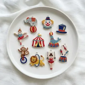 Colgantes de circo bañados en oro 18K con diseño de elefante payaso y carpa