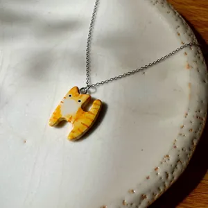 Handgefertigte orange gestreifte Katze Halskette mit feiner silberfarbener Kette
