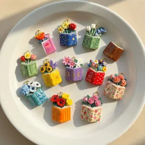 Primer plano detallado de colgantes de libros de cerámica con flores en un plato blanco