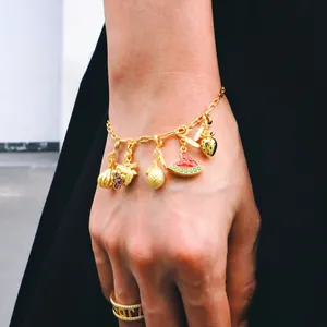 Détail du bracelet doré avec pendentifs de fruits colorés en émail et zircons