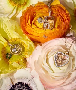 Gros plan du collier médaillon en or 18 carats avec gravure MOM et fleurs fraîches