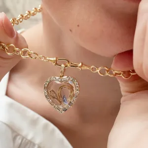 Collier médaillon coeur or 18k vintage avec breloque fer à cheval et pierre bleue