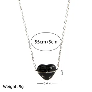 Collier pendentif cœur en émail noir avec perle cachée et chaîne argentée de 55cm