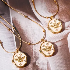 Detail van de gouden medaillon ketting met engel reliëf en parelmoer inleg