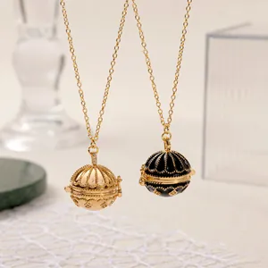Pendentifs médaillons vintage or et noir avec motifs floraux gravés et charnière décorative