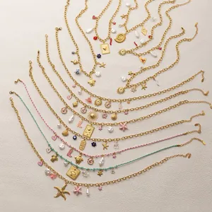 Parure de colliers dorés avec pendentifs océan, étoiles et cordons colorés chic