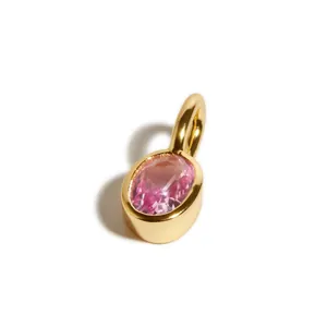 18k vergulde geboortesteen hanger met een ovale roze edelsteen op een witte ondergrond