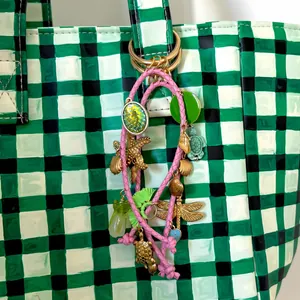 Pendentif marin coloré avec étoile de mer et coquillage sur un sac à damier