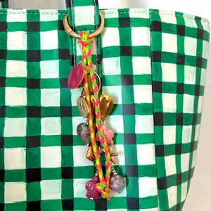 Dragonne néon tressée avec pendentifs coquillage, cœur et ours sur sac à carreaux