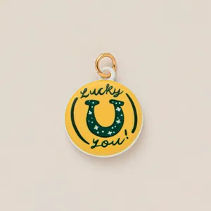 Anhänger mit Lucky YOU! Text auf gelbem Emaille-Hufeisen und goldenem Ring
