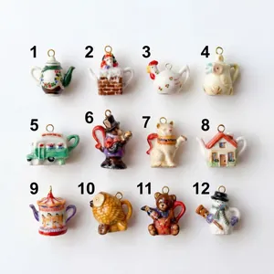 Set di dodici mini ciondoli in ceramica a forma di teiera e animali con smalto colorato