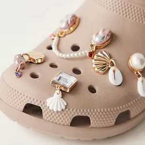 Breloques de chaussures style océan avec perles et coquillages sur sabots beige