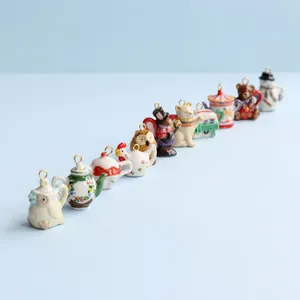 Mini ciondoli a teiera e animali in ceramica artigianale con smalto e anelli dorati