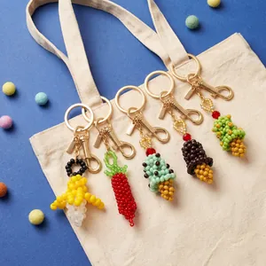Details bunter Perlenanhänger in Fruchtform an einer Segeltuchtasche hängend