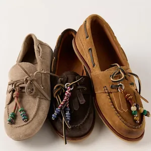 Drei Paar Wildleder-Bootsschuhe mit bunten Perlenquasten und handgenähten Details