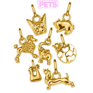 Detail van vergulde dierenhangers met gepolijste afwerking en zirkonia accenten