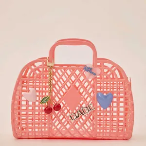 Roze uitgesneden jelly handtas met gouden kersenhangers en decoratieve hartlabels
