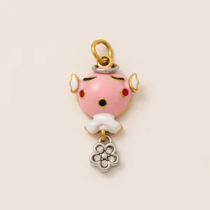Détail du porte-clés poisson rose avec crochet doré et breloque fleur en strass