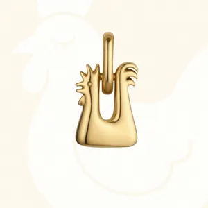 Gedetailleerd overzicht van een gepolijste gouden haan hanger voor DIY sieraden