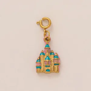 Détail d'un pendentif château doré avec émail rose et cyan pour sacs et bijoux