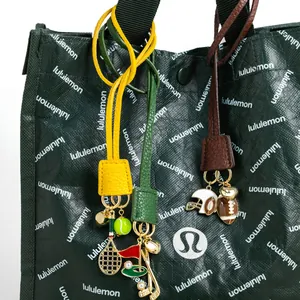 Charme de Sac Thème Sport Cordon en Cuir Créatif Tennis Golf Casque de Football Américain Pendentif Cœur Porte-Clés en Alliage Accessoire Pour Sac