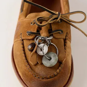 Ethno-Stil bunte Steinperlen-Anhänger an braunen Wildleder-Bootsschuhen mit Tigerauge
