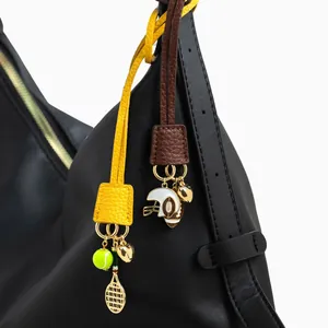 Bijoux de sac sportifs avec tennis et rugby, lanières en cuir et pendentifs