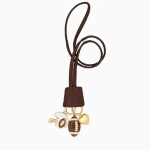 Bijou de sac en cuir sportif avec casque de football américain, ballon et cœur doré