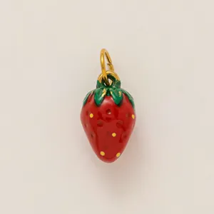 Schicker Erdbeer-Anhänger aus roter Emaille mit grünen Blättern und Goldmetallring