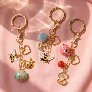 Porte-clés DIY en alliage doré avec breloques abeille et coquillage sur soie rose