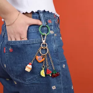 Farbenfroher Schlüsselanhänger aus Acryl mit Eis- und Cupcake-Anhängern an Jeans