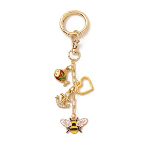 Détails du porte-clés doré avec pendentifs de poisson, cœur, ancre et abeille