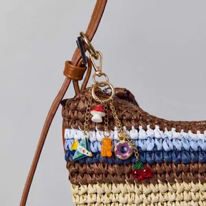 Bunter Perlen-Taschenanhänger mit Pilz-, Donut- und Kirschmotiven an einer Tasche