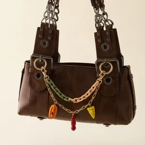 Sac à main rétro en cuir marron foncé avec chaînes acryliques et charms alimentaires