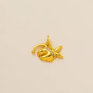 Vue macro du pendentif baudroie dorée avec incrustation de cristaux blancs polis