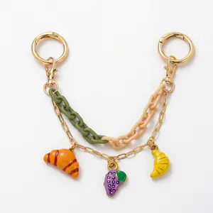 Détail de chaîne en résine colorée et porte-clés avec mini pendentifs food pour sacs