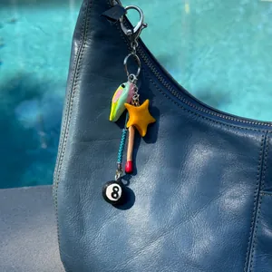 Charm creativo para bolso de loro y bola de billar con detalles de estrella y cerilla