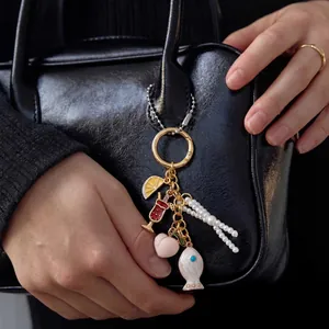 Porte-clés DIY plaqué or 18K avec breloques fruits et perles sur sac en cuir noir