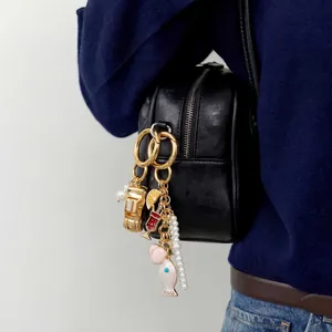 Porte-clés DIY plaqué or 18 carats avec breloques émaillées et perles sur sac noir