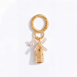 Vue détaillée du pendentif moulin plaqué or 18K avec une perle et un fermoir à ressort