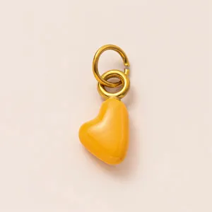 Détail d'un pendentif coeur jaune gingembre avec anneaux élégants plaqués or 18 carats