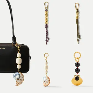 Boho-Taschenanhänger mit natürlicher Nautilusmuschel und bunt geflochtenen Perlen