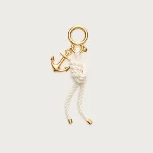 Makro-Detail von nautischem Anker-Anhänger mit weißem Seil und goldener Metallschnalle