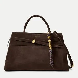 Dunkelbraune Wildleder-Handtasche mit gewebtem Perlenanhänger und Lederriemen