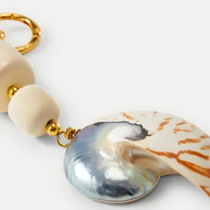 Makro-Detail des Nautilus-Anhängers mit Perlmuttschimmer und goldenem Verschluss