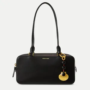 Schwarze Leder-Schultertasche mit goldenem Muschelanhänger und Perlen-Details