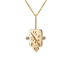 Collana tarocchi in acciaio inox dorato con motivo a pugnale e pietre di zircone viola