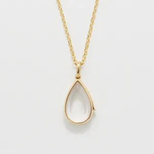 Collar minimalista de oro con colgante de gota de cristal transparente en fondo blanco