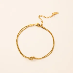Elegante bracciale a doppia catena a serpente dorata con nodo decorativo e chiusura a moschettone