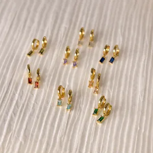 Kollektion goldener Titanstahl-Ohrringe mit bunten rechteckigen Edelsteinen
